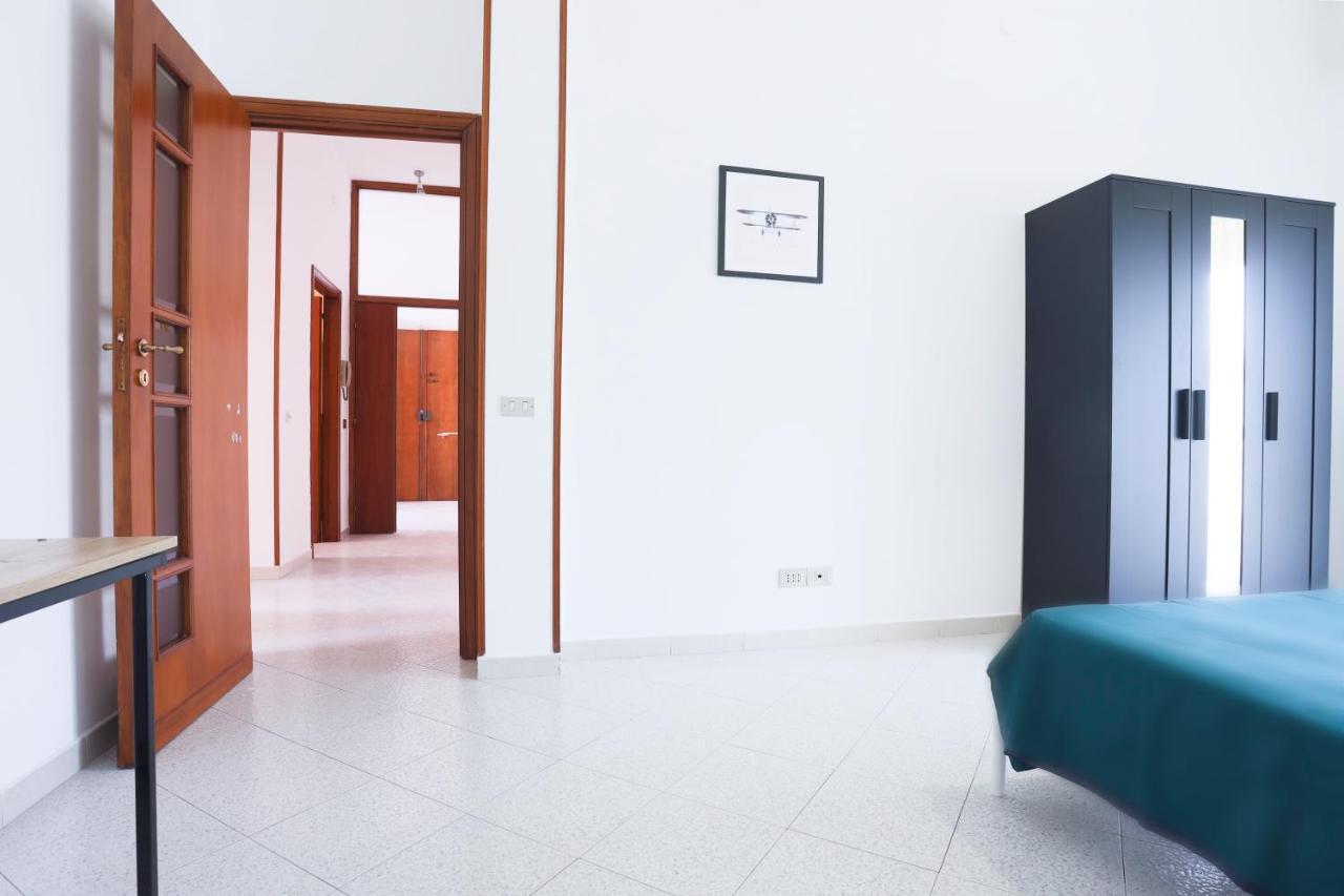 Bright Apartment Near The Sea With Parking Salerno Buitenkant foto