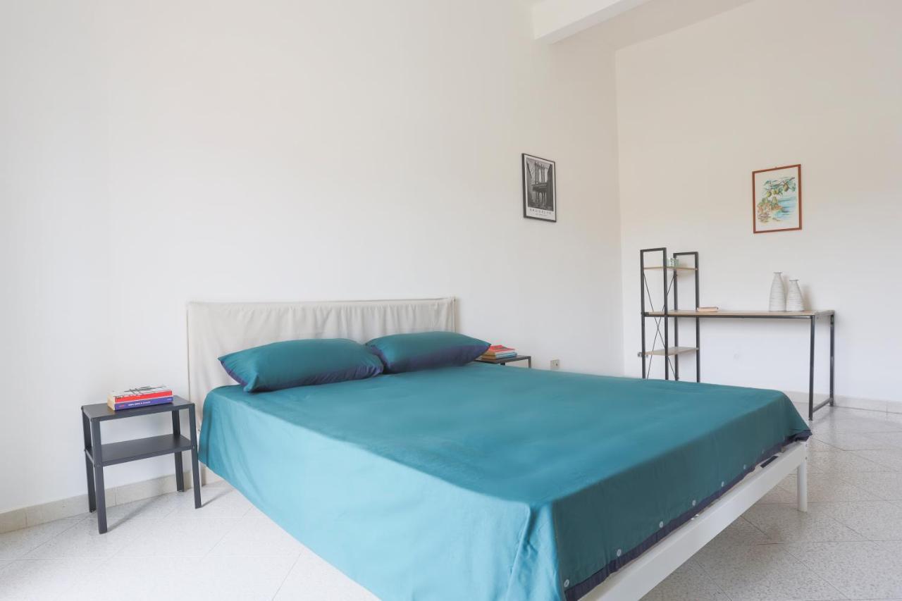 Bright Apartment Near The Sea With Parking Salerno Buitenkant foto
