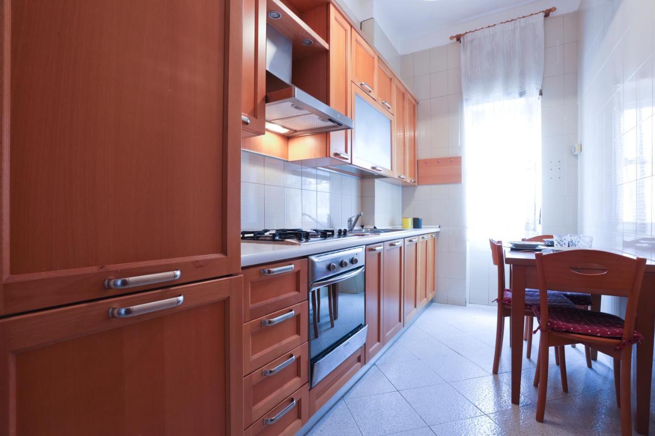 Bright Apartment Near The Sea With Parking Salerno Buitenkant foto