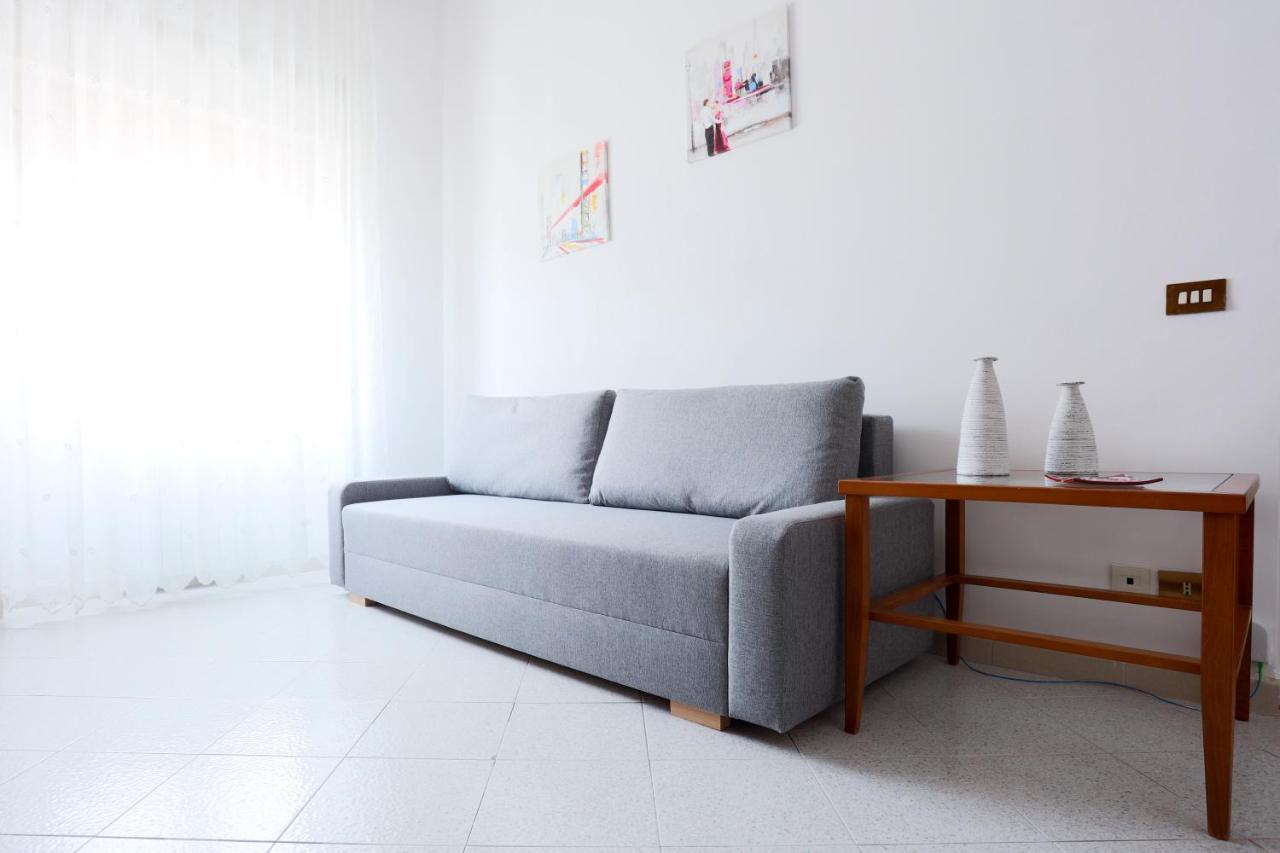 Bright Apartment Near The Sea With Parking Salerno Buitenkant foto