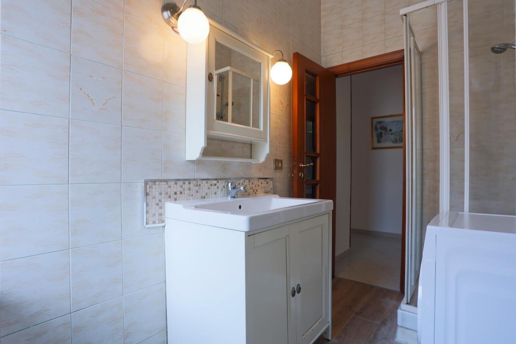 Bright Apartment Near The Sea With Parking Salerno Buitenkant foto
